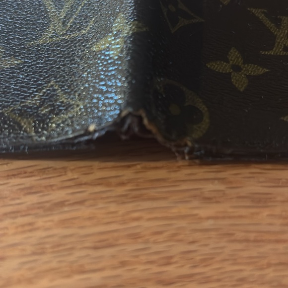 Authentic men’s Louis Vuitton wallet. Pre owned and corners gently tattered. - Picture 7 of 11